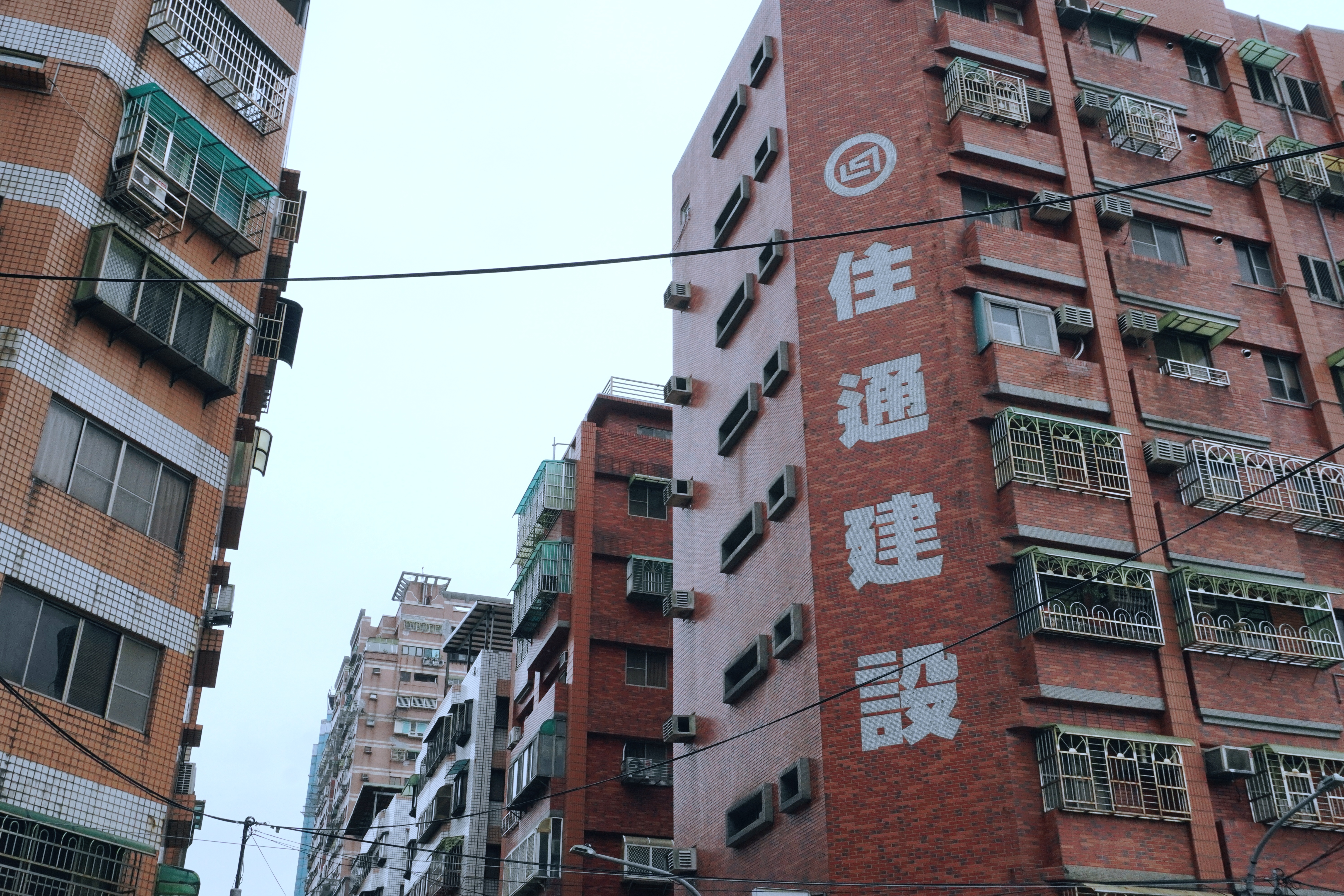 公園附近的建築物與城市景觀融合，為綠意增添一份獨特的對比。